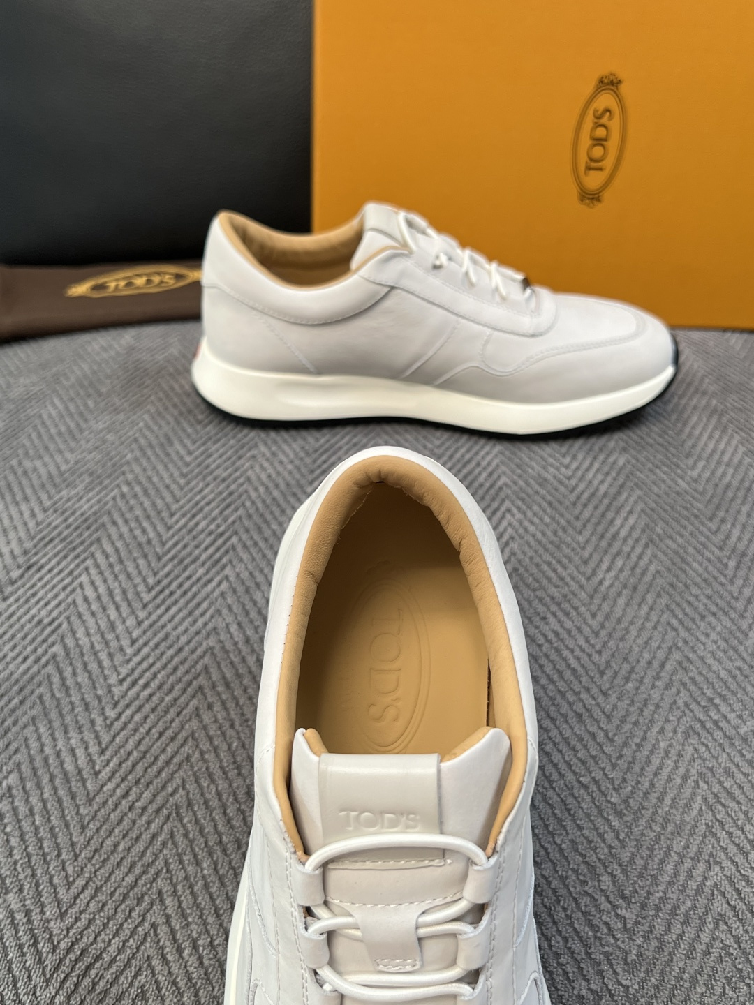 Tods  高品质  顶级工艺品  托德斯  专柜新款原厂配置，意大利进口牛皮拼布面料，进口牛里垫，透气舒适，鞋底：原厂