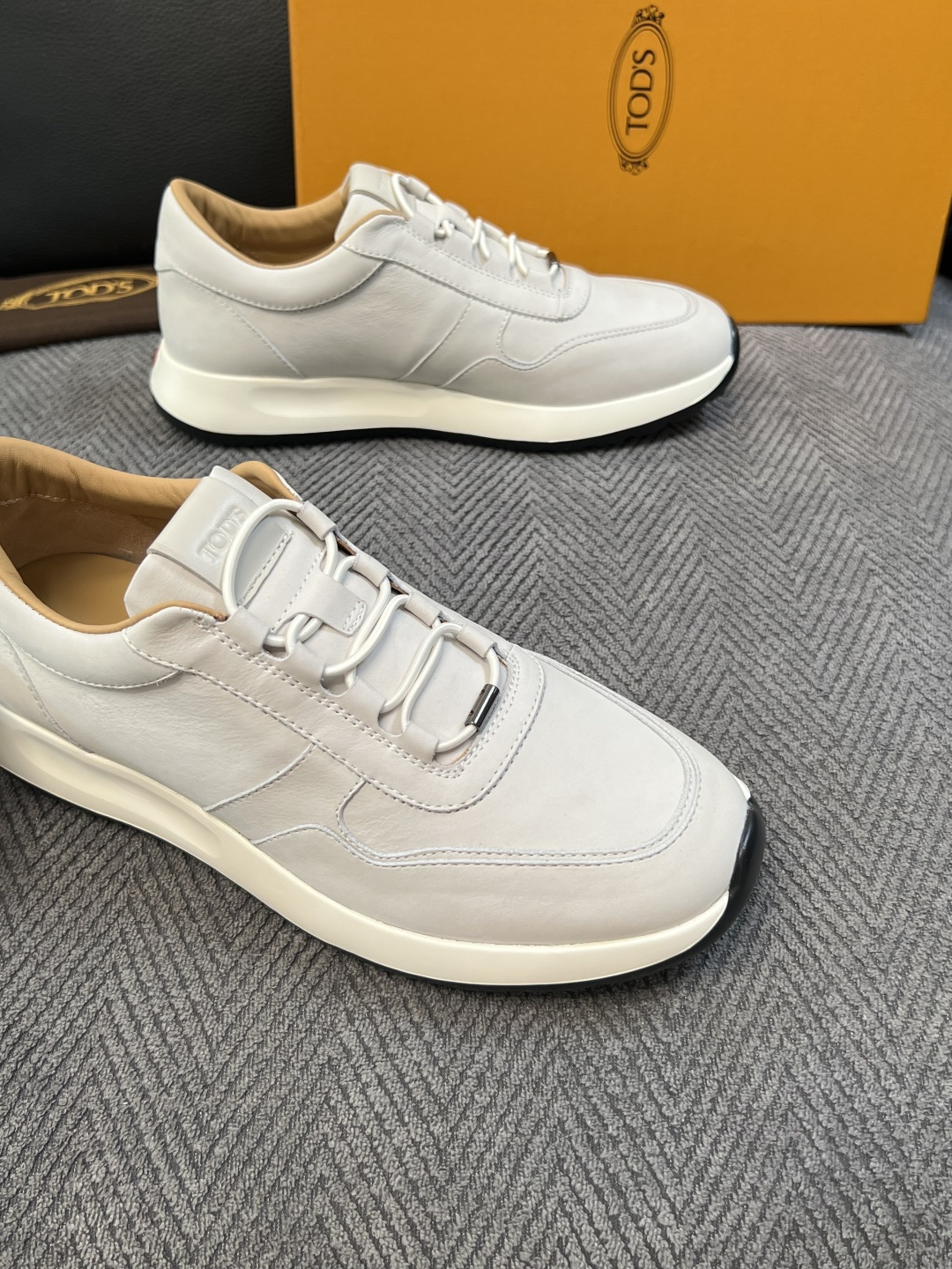 Tods  高品质  顶级工艺品  托德斯  专柜新款原厂配置，意大利进口牛皮拼布面料，进口牛里垫，透气舒适，鞋底：原厂