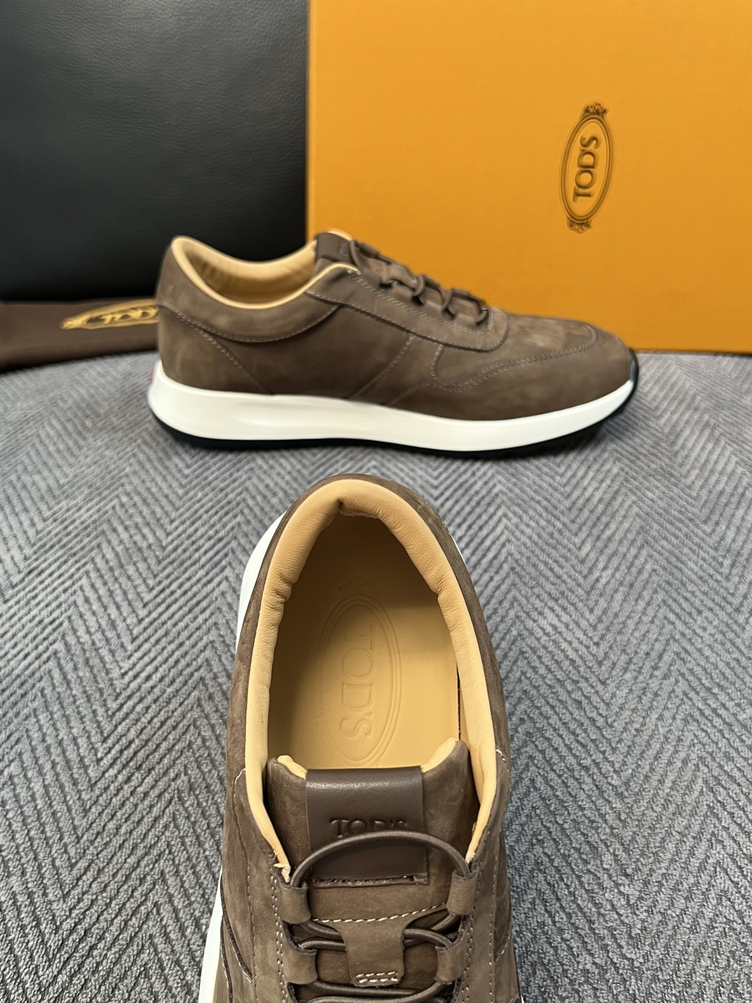 Tods  高品质  顶级工艺品  托德斯  专柜新款原厂配置，意大利进口牛皮拼布面料，进口牛里垫，透气舒适，鞋底：原厂
