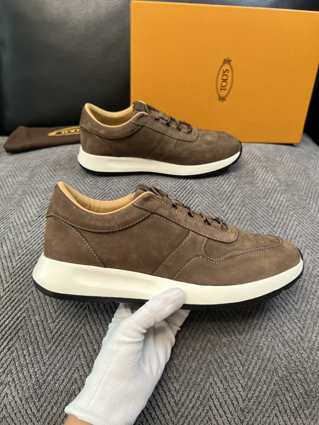 Tods  高品质  顶级工艺品  托德斯  专柜新款原厂配置，意大利进口牛皮拼布面料，进口牛里垫，透气舒适，鞋底：原厂