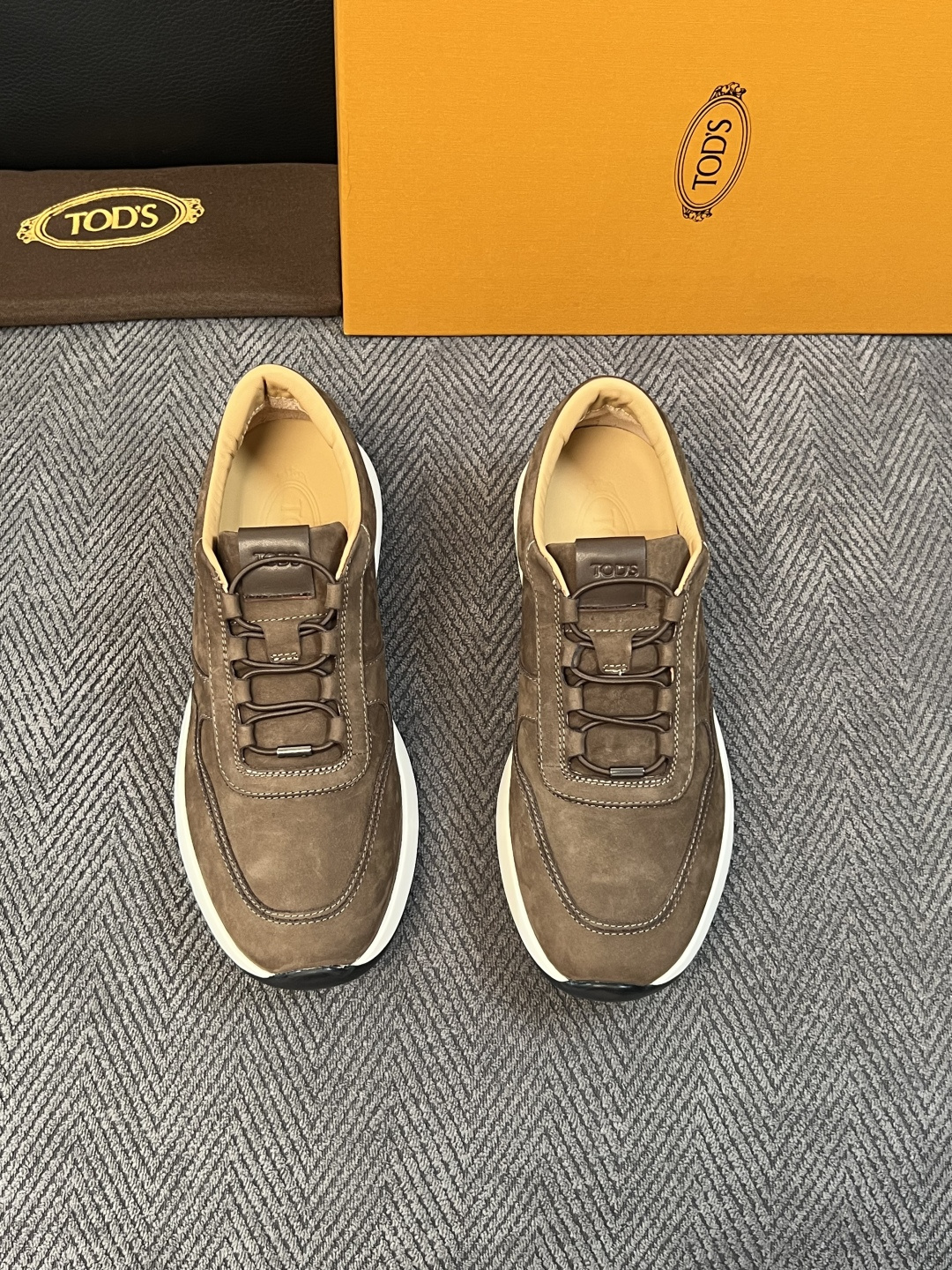 Tods  高品质  顶级工艺品  托德斯  专柜新款原厂配置，意大利进口牛皮拼布面料，进口牛里垫，透气舒适，鞋底：原厂