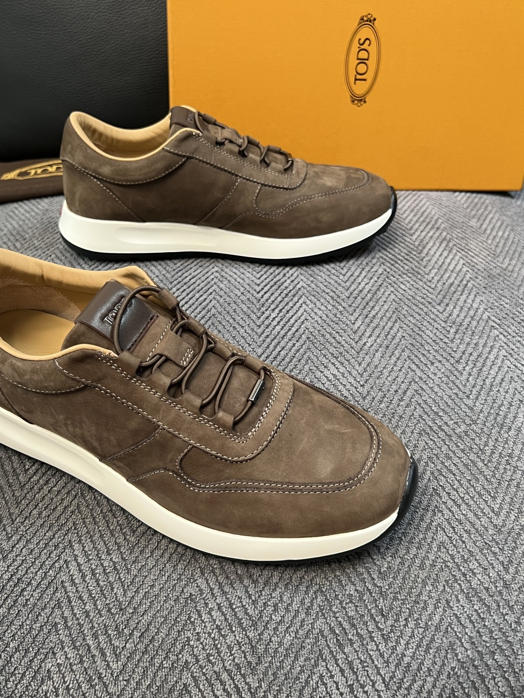 Tods  高品质  顶级工艺品  托德斯  专柜新款原厂配置，意大利进口牛皮拼布面料，进口牛里垫，透气舒适，鞋底：原厂