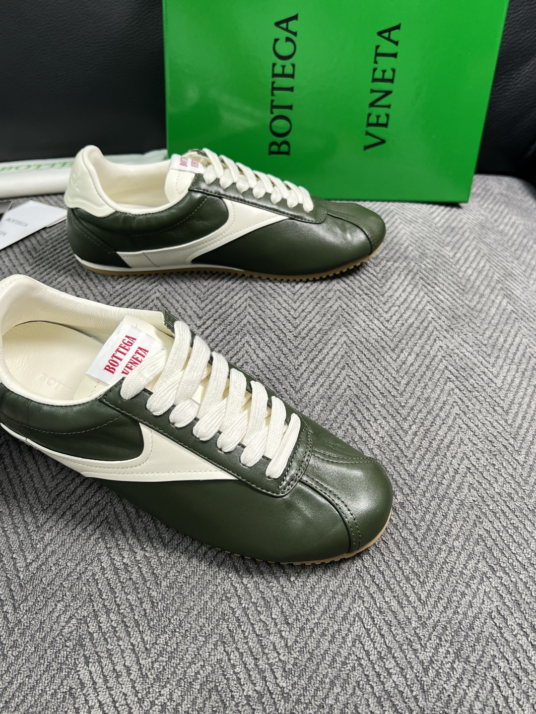 BOTTEGA  VENETA  顶级代购  葆蝶家 专柜同步，鞋面意大利进口编织牛皮面料，透气牛皮内里舒适，鞋底：原厂