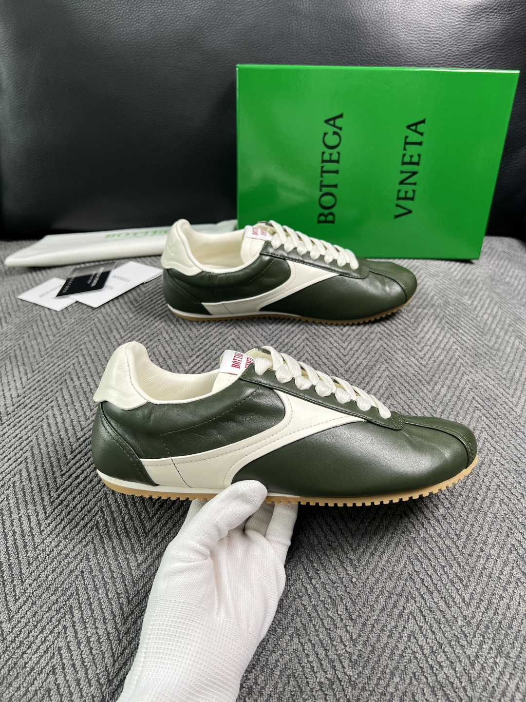BOTTEGA  VENETA  顶级代购  葆蝶家 专柜同步，鞋面意大利进口编织牛皮面料，透气牛皮内里舒适，鞋底：原厂