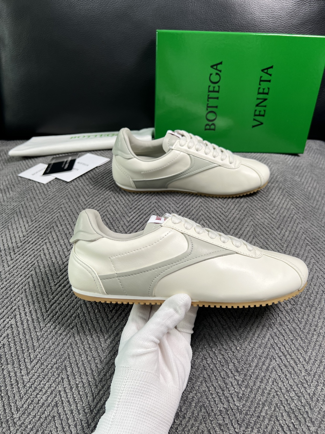 BOTTEGA  VENETA  顶级代购  葆蝶家 专柜同步，鞋面意大利进口编织牛皮面料，透气牛皮内里舒适，鞋底：原厂