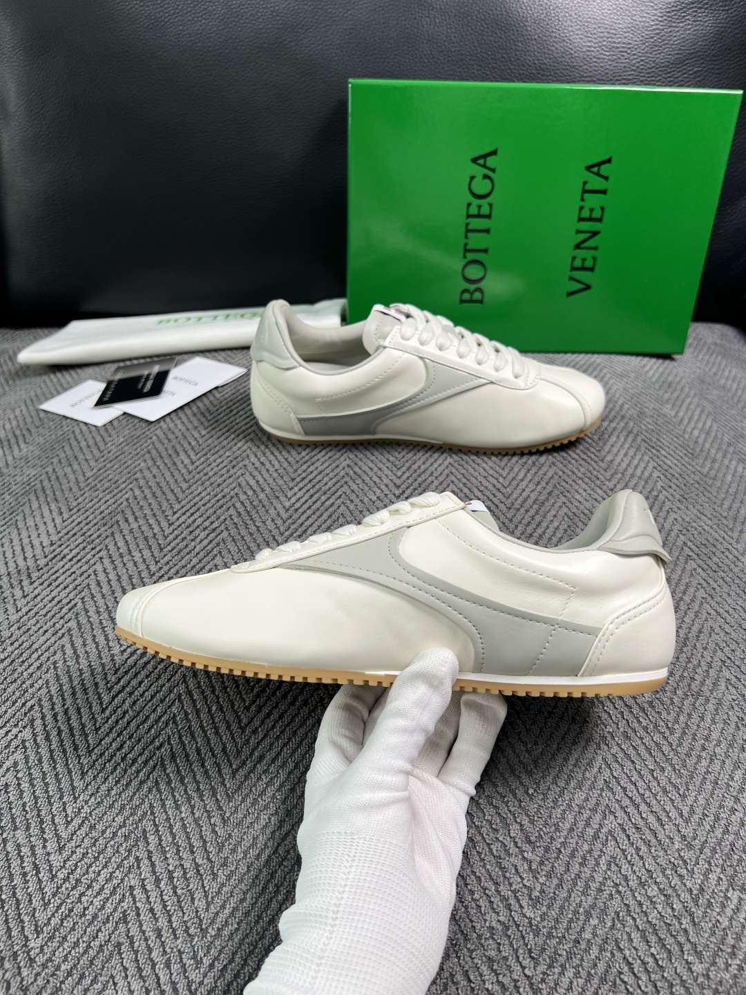 BOTTEGA  VENETA  顶级代购  葆蝶家 专柜同步，鞋面意大利进口编织牛皮面料，透气牛皮内里舒适，鞋底：原厂