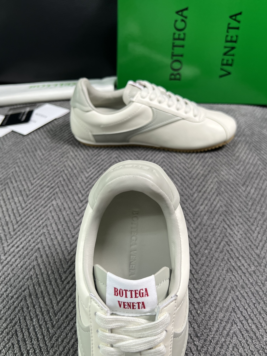 BOTTEGA  VENETA  顶级代购  葆蝶家 专柜同步，鞋面意大利进口编织牛皮面料，透气牛皮内里舒适，鞋底：原厂