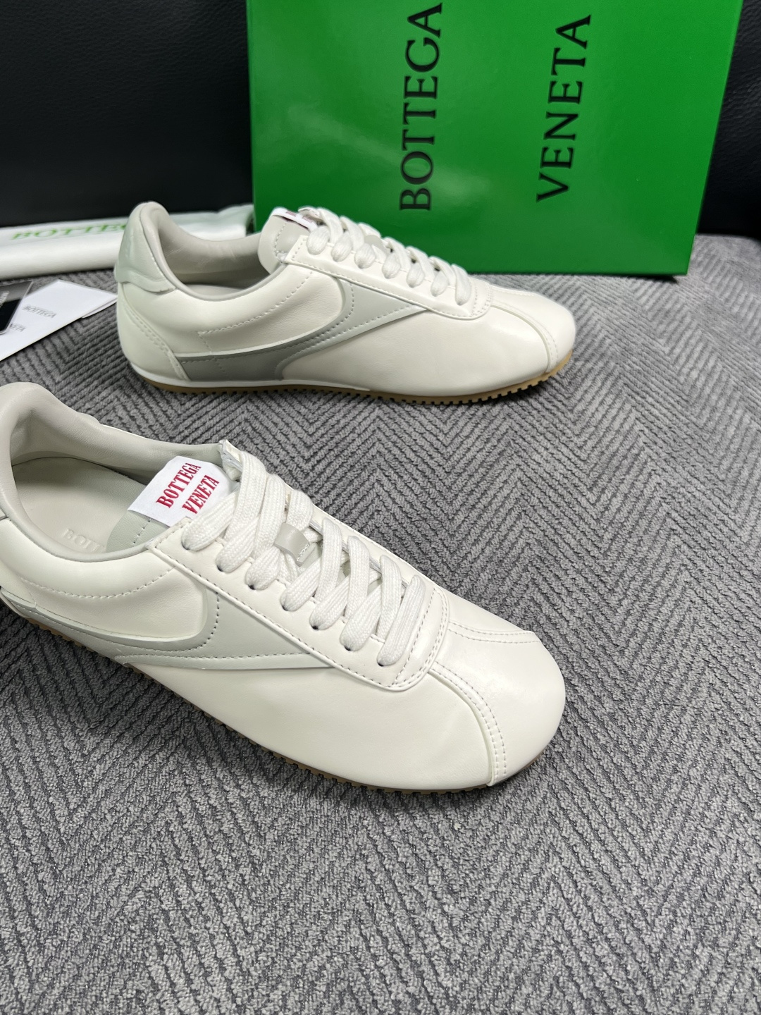 BOTTEGA  VENETA  顶级代购  葆蝶家 专柜同步，鞋面意大利进口编织牛皮面料，透气牛皮内里舒适，鞋底：原厂