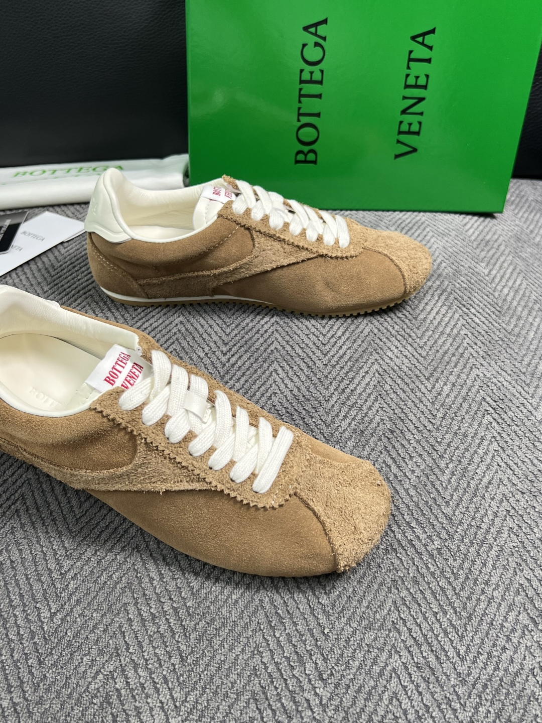 BOTTEGA  VENETA  顶级代购  葆蝶家 专柜同步，鞋面意大利进口编织牛皮面料，透气牛皮内里舒适，鞋底：原厂
