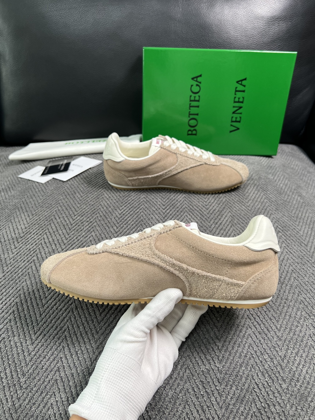 BOTTEGA  VENETA  顶级代购  葆蝶家 专柜同步，鞋面意大利进口编织牛皮面料，透气牛皮内里舒适，鞋底：原厂