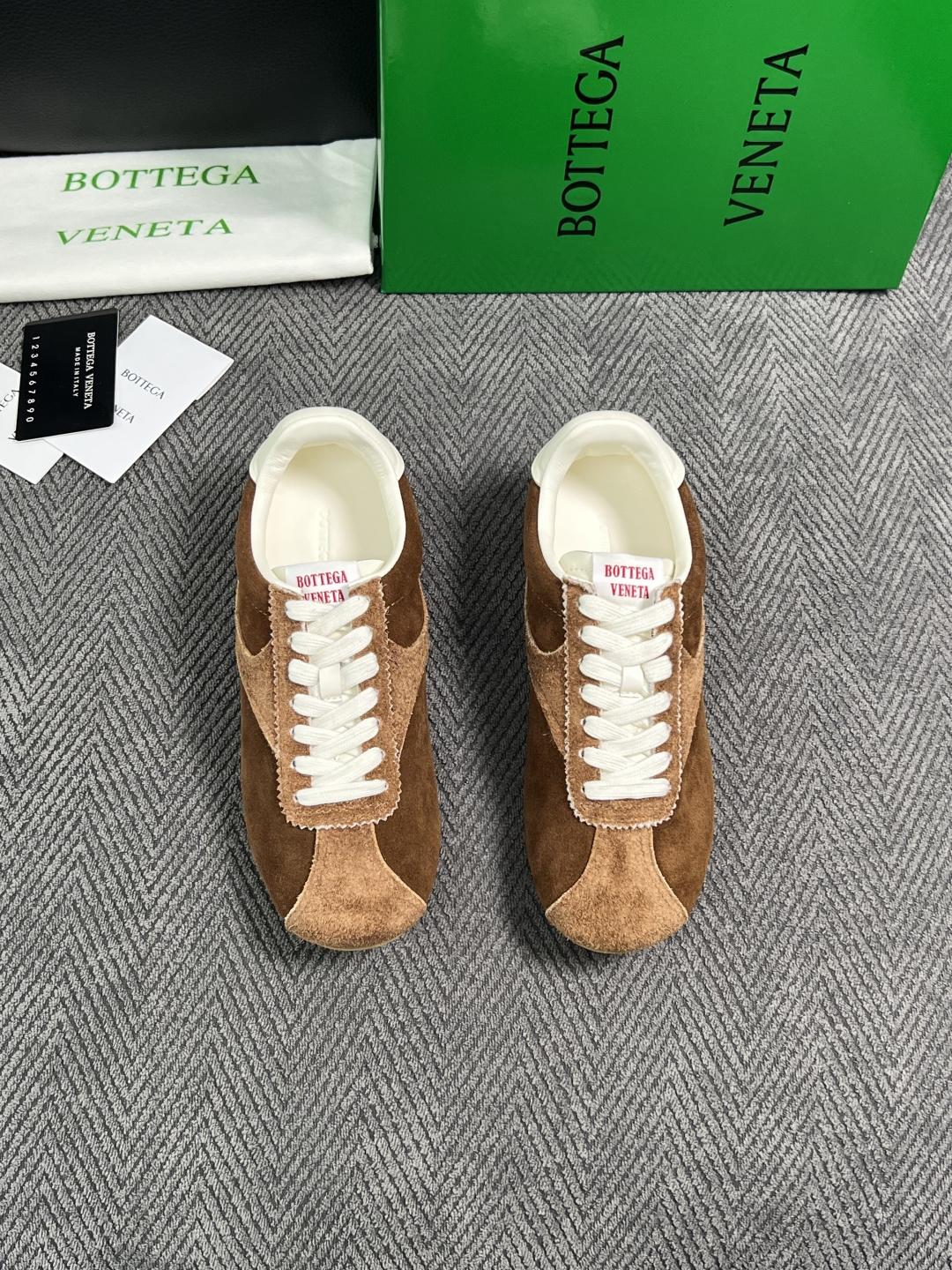BOTTEGA  VENETA  顶级代购  葆蝶家 专柜同步，鞋面意大利进口编织牛皮面料，透气牛皮内里舒适，鞋底：原厂