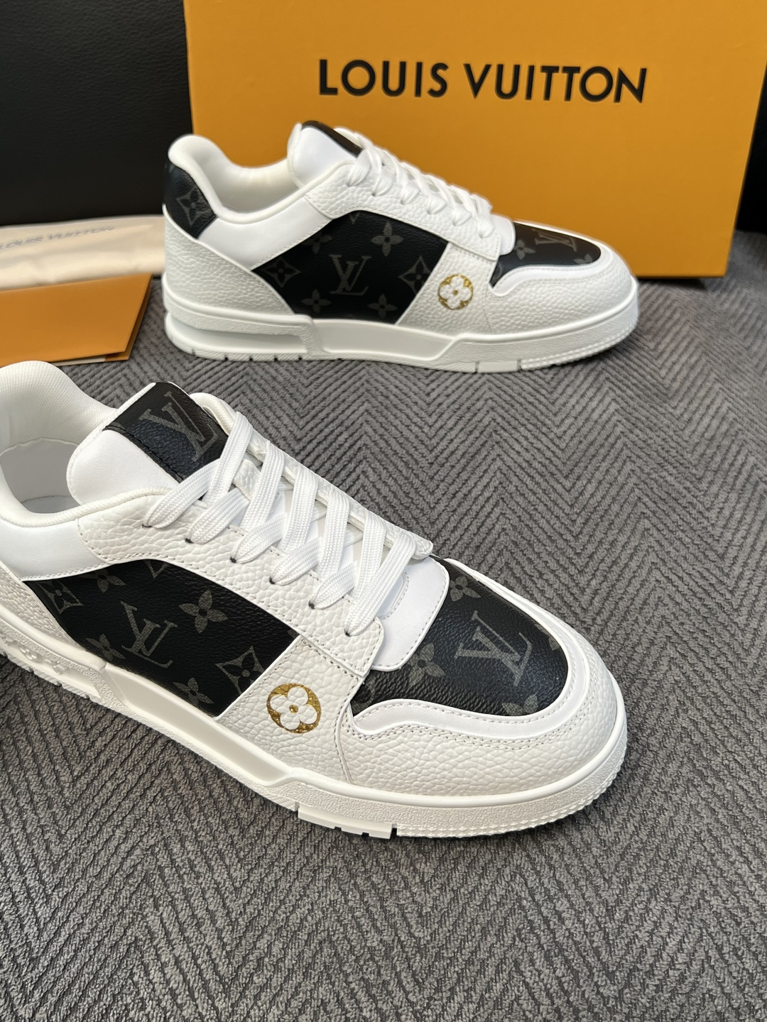 Lv 高品质  顶级工艺品  路易威登，运动板鞋专柜同步，鞋面意大利进口，高品质拼接缤纷色彩复杂工艺品，进口水染牛里柔软