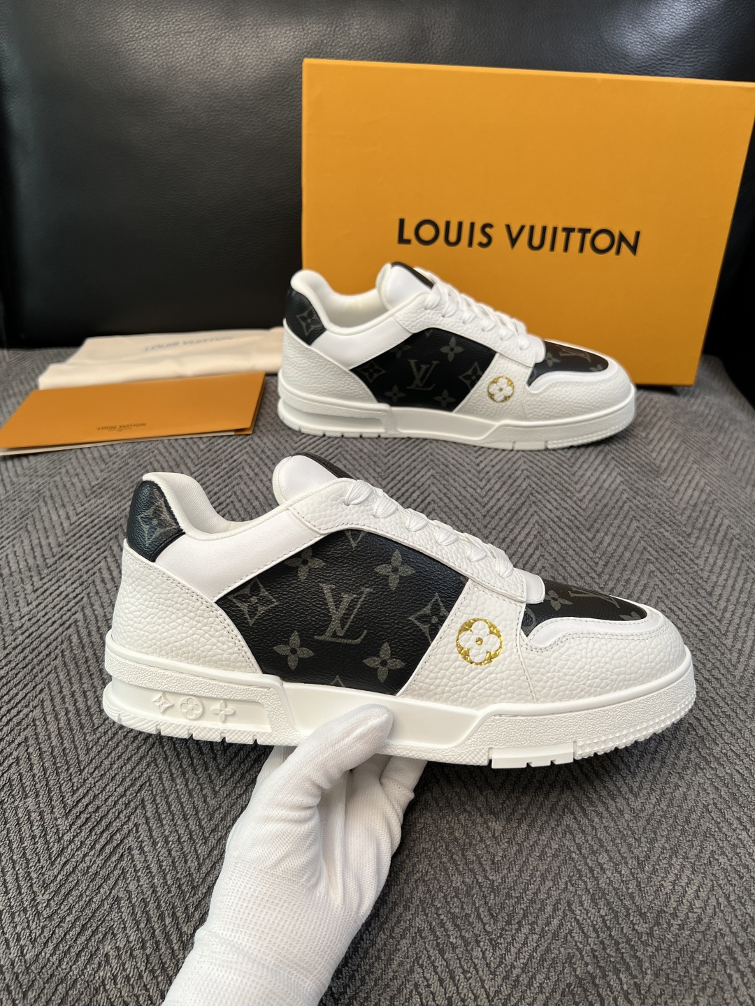 Lv 高品质  顶级工艺品  路易威登，运动板鞋专柜同步，鞋面意大利进口，高品质拼接缤纷色彩复杂工艺品，进口水染牛里柔软