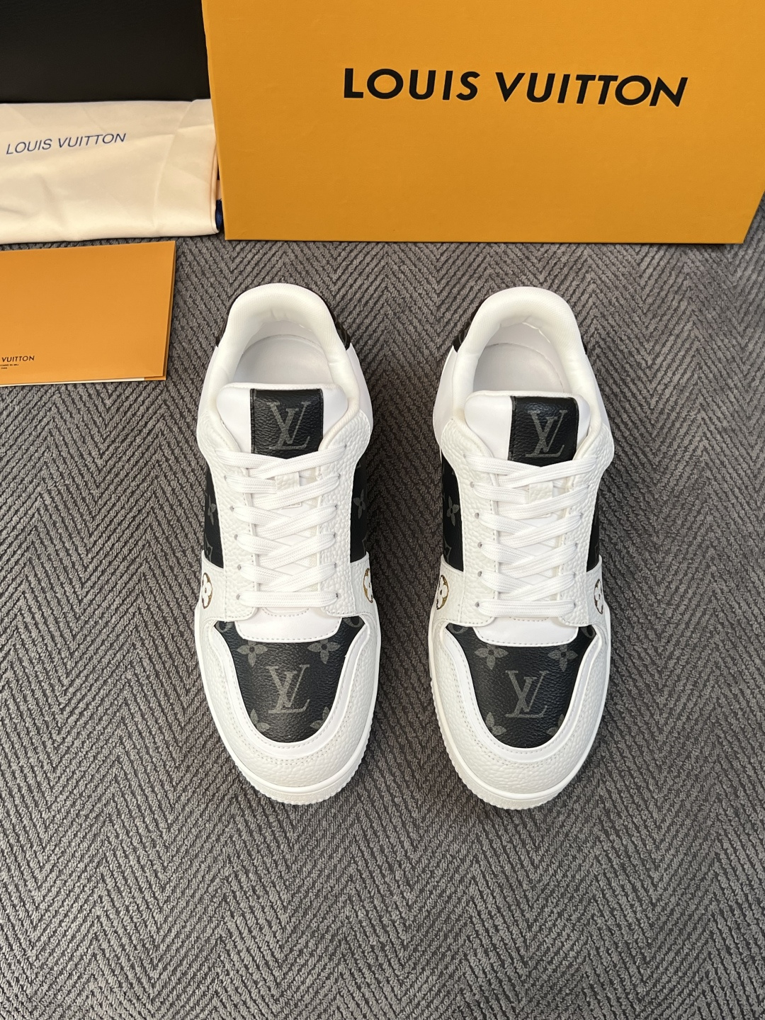 Lv 高品质  顶级工艺品  路易威登，运动板鞋专柜同步，鞋面意大利进口，高品质拼接缤纷色彩复杂工艺品，进口水染牛里柔软
