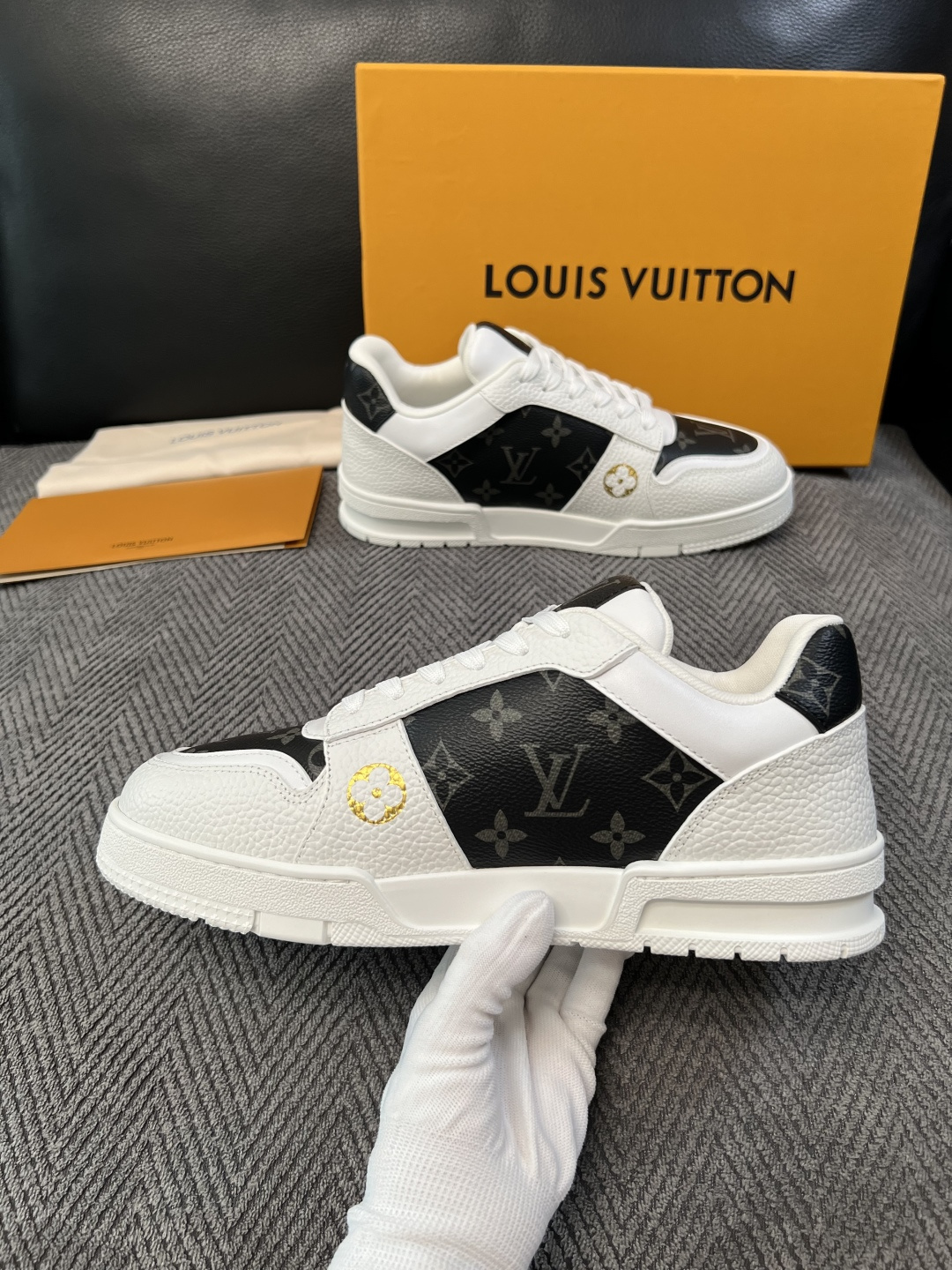 Lv 高品质  顶级工艺品  路易威登，运动板鞋专柜同步，鞋面意大利进口，高品质拼接缤纷色彩复杂工艺品，进口水染牛里柔软