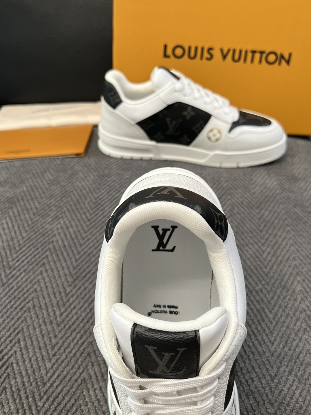 Lv 高品质  顶级工艺品  路易威登，运动板鞋专柜同步，鞋面意大利进口，高品质拼接缤纷色彩复杂工艺品，进口水染牛里柔软