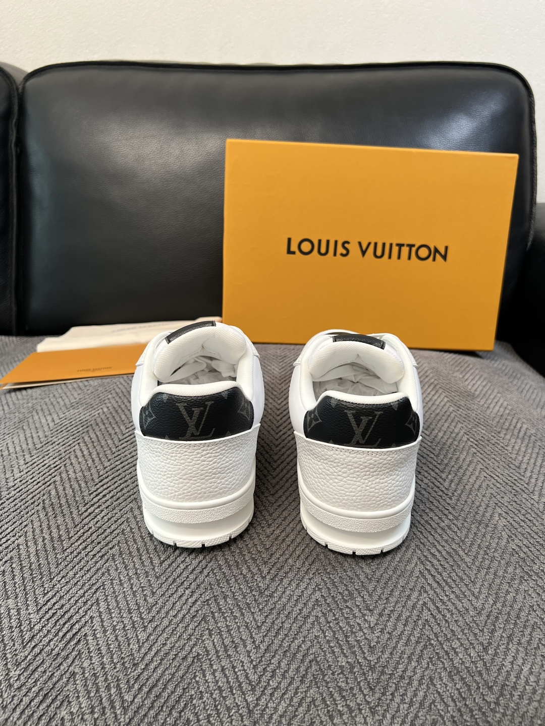 Lv 高品质  顶级工艺品  路易威登，运动板鞋专柜同步，鞋面意大利进口，高品质拼接缤纷色彩复杂工艺品，进口水染牛里柔软