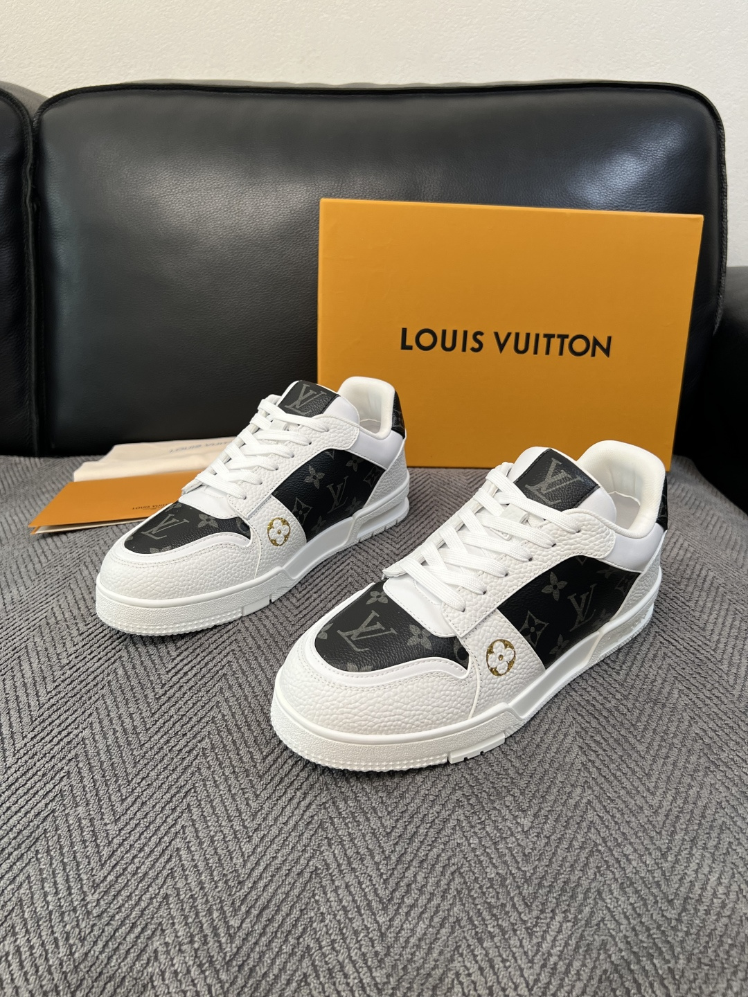 Lv 高品质  顶级工艺品  路易威登，运动板鞋专柜同步，鞋面意大利进口，高品质拼接缤纷色彩复杂工艺品，进口水染牛里柔软