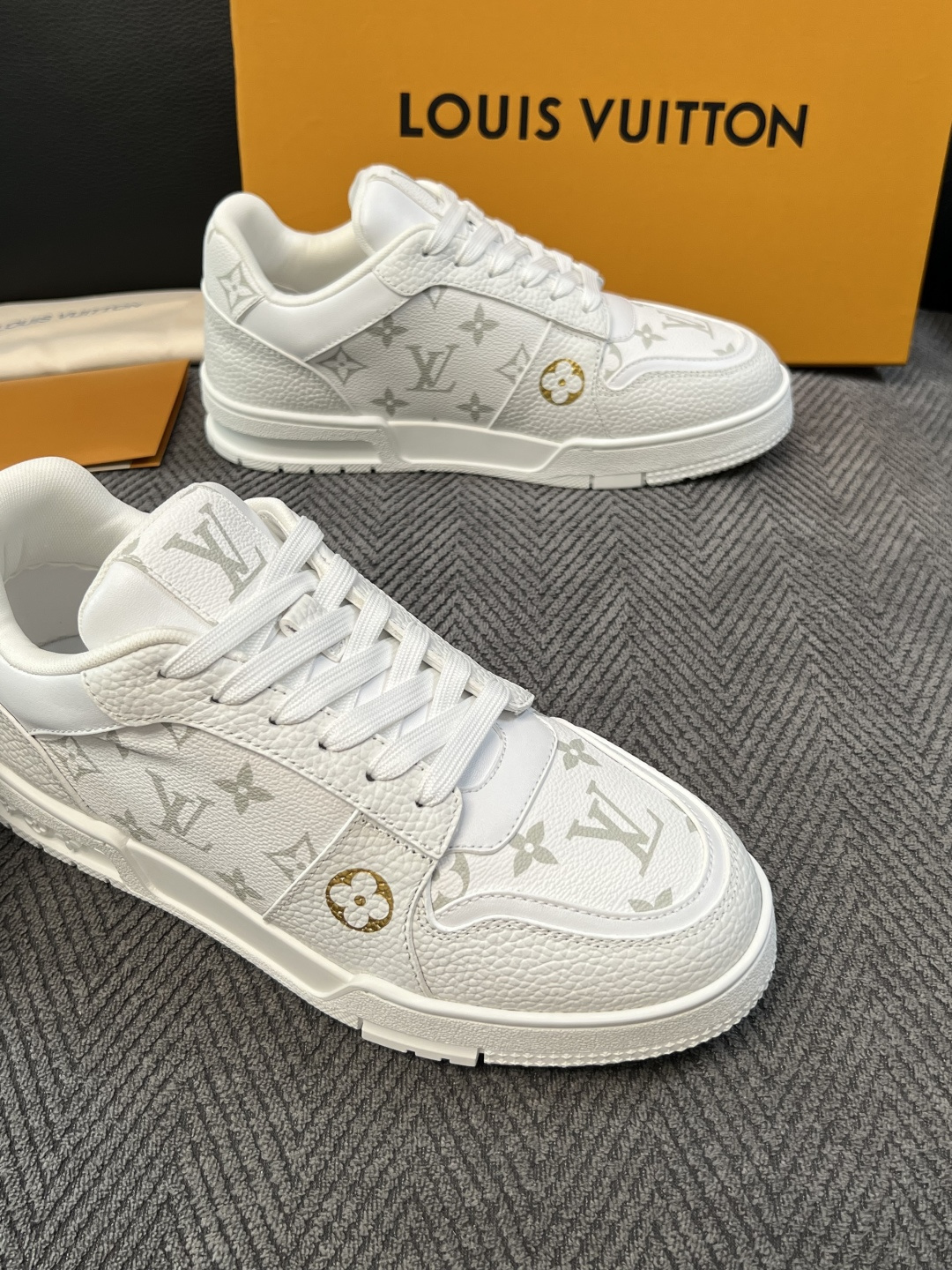 Lv 高品质  顶级工艺品  路易威登，运动板鞋专柜同步，鞋面意大利进口，高品质拼接缤纷色彩复杂工艺品，进口水染牛里柔软
