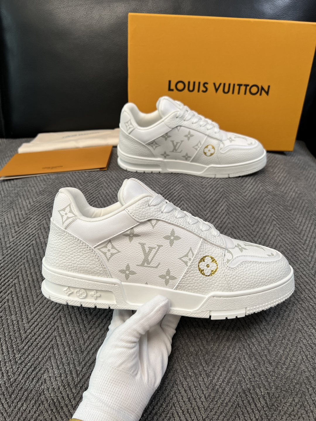 Lv 高品质  顶级工艺品  路易威登，运动板鞋专柜同步，鞋面意大利进口，高品质拼接缤纷色彩复杂工艺品，进口水染牛里柔软