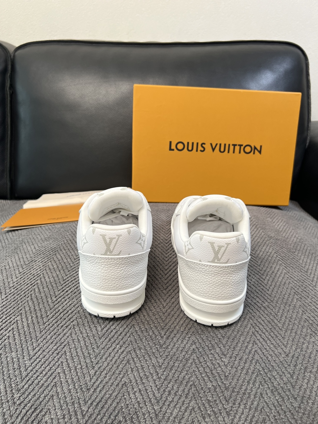 Lv 高品质  顶级工艺品  路易威登，运动板鞋专柜同步，鞋面意大利进口，高品质拼接缤纷色彩复杂工艺品，进口水染牛里柔软