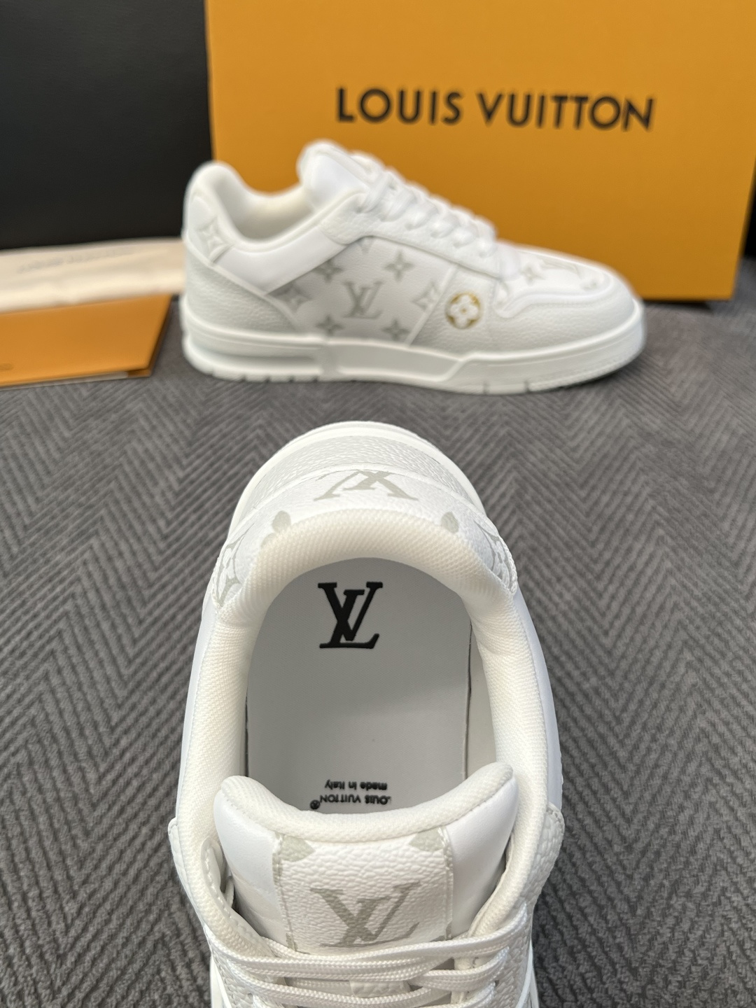Lv 高品质  顶级工艺品  路易威登，运动板鞋专柜同步，鞋面意大利进口，高品质拼接缤纷色彩复杂工艺品，进口水染牛里柔软