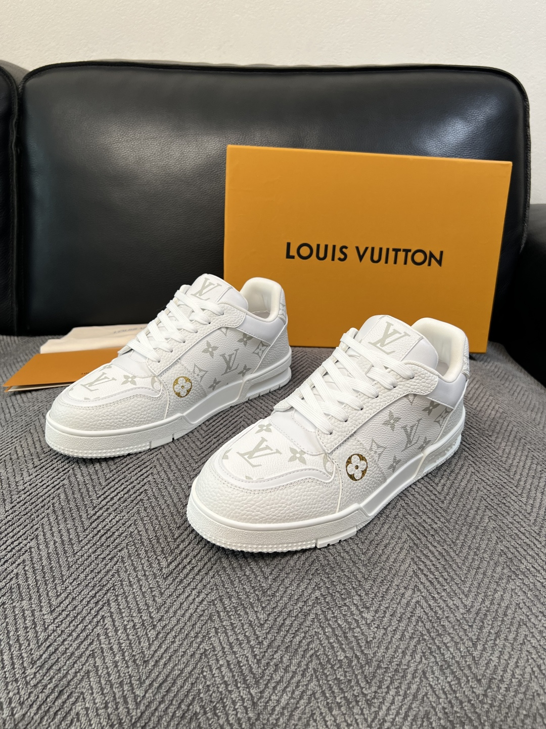 Lv 高品质  顶级工艺品  路易威登，运动板鞋专柜同步，鞋面意大利进口，高品质拼接缤纷色彩复杂工艺品，进口水染牛里柔软