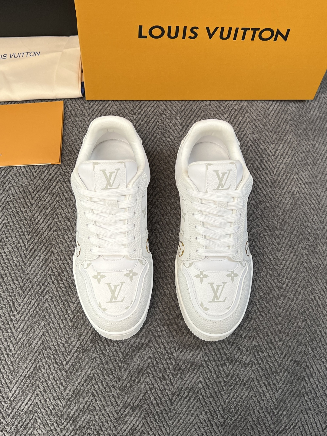 Lv 高品质  顶级工艺品  路易威登，运动板鞋专柜同步，鞋面意大利进口，高品质拼接缤纷色彩复杂工艺品，进口水染牛里柔软