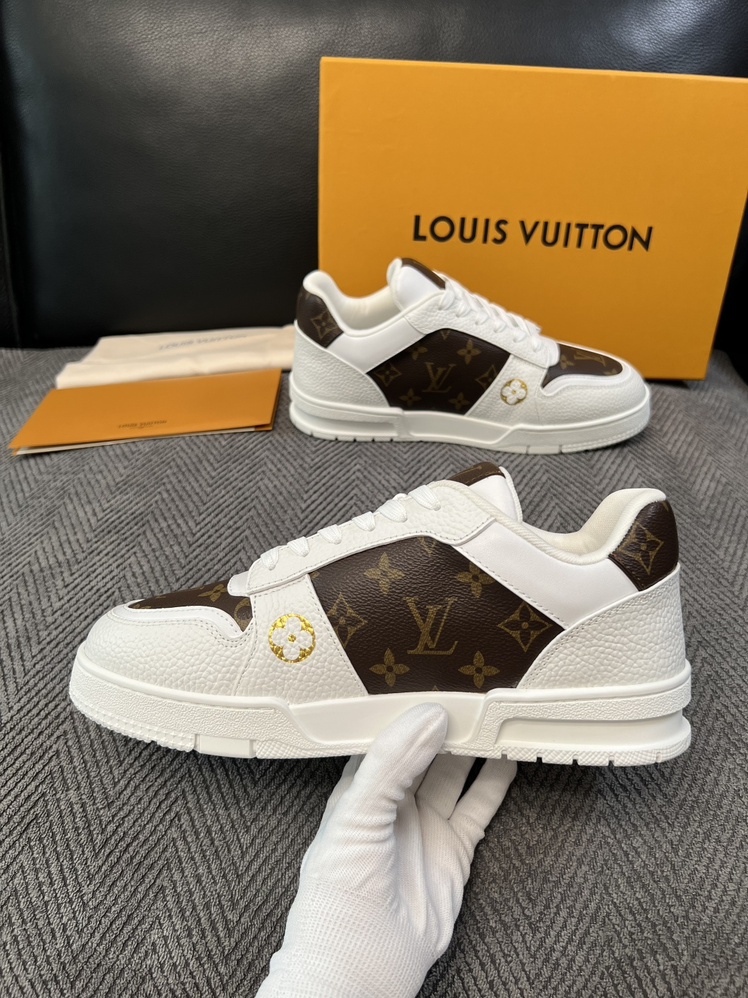 Lv 高品质  顶级工艺品  路易威登，运动板鞋专柜同步，鞋面意大利进口，高品质拼接缤纷色彩复杂工艺品，进口水染牛里柔软