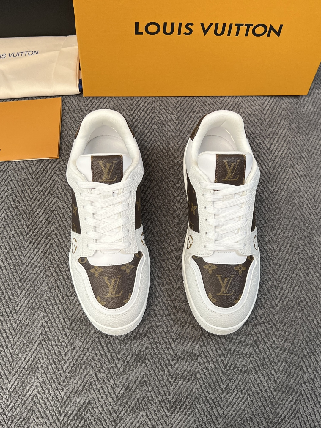 Lv 高品质  顶级工艺品  路易威登，运动板鞋专柜同步，鞋面意大利进口，高品质拼接缤纷色彩复杂工艺品，进口水染牛里柔软
