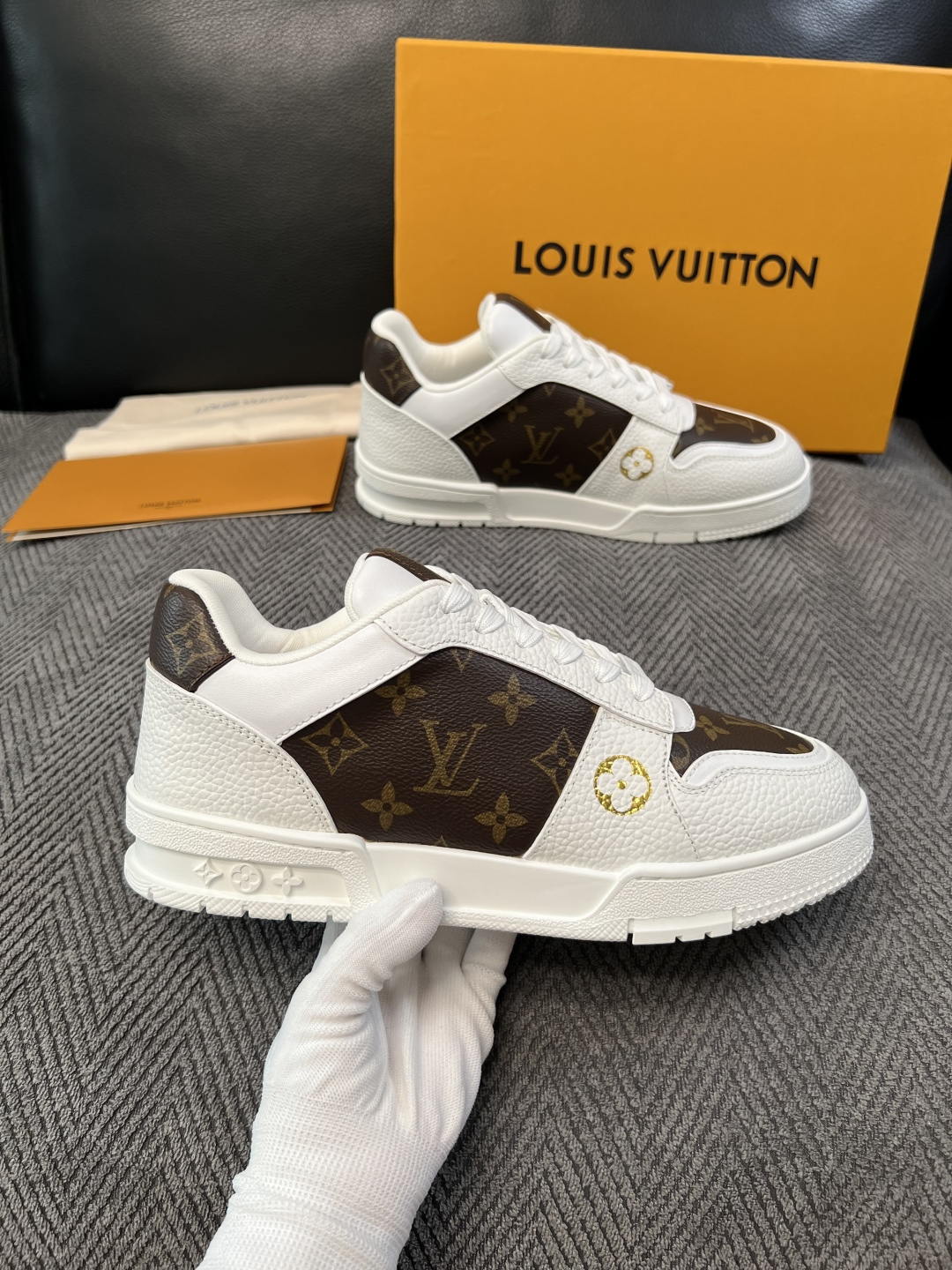 Lv 高品质  顶级工艺品  路易威登，运动板鞋专柜同步，鞋面意大利进口，高品质拼接缤纷色彩复杂工艺品，进口水染牛里柔软