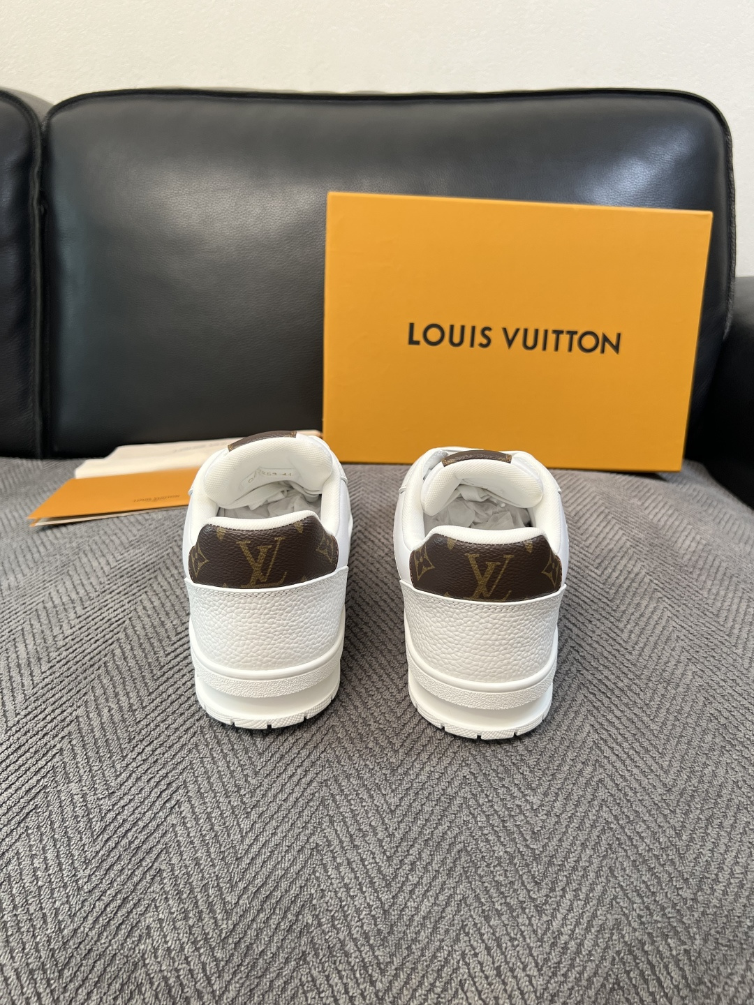 Lv 高品质  顶级工艺品  路易威登，运动板鞋专柜同步，鞋面意大利进口，高品质拼接缤纷色彩复杂工艺品，进口水染牛里柔软