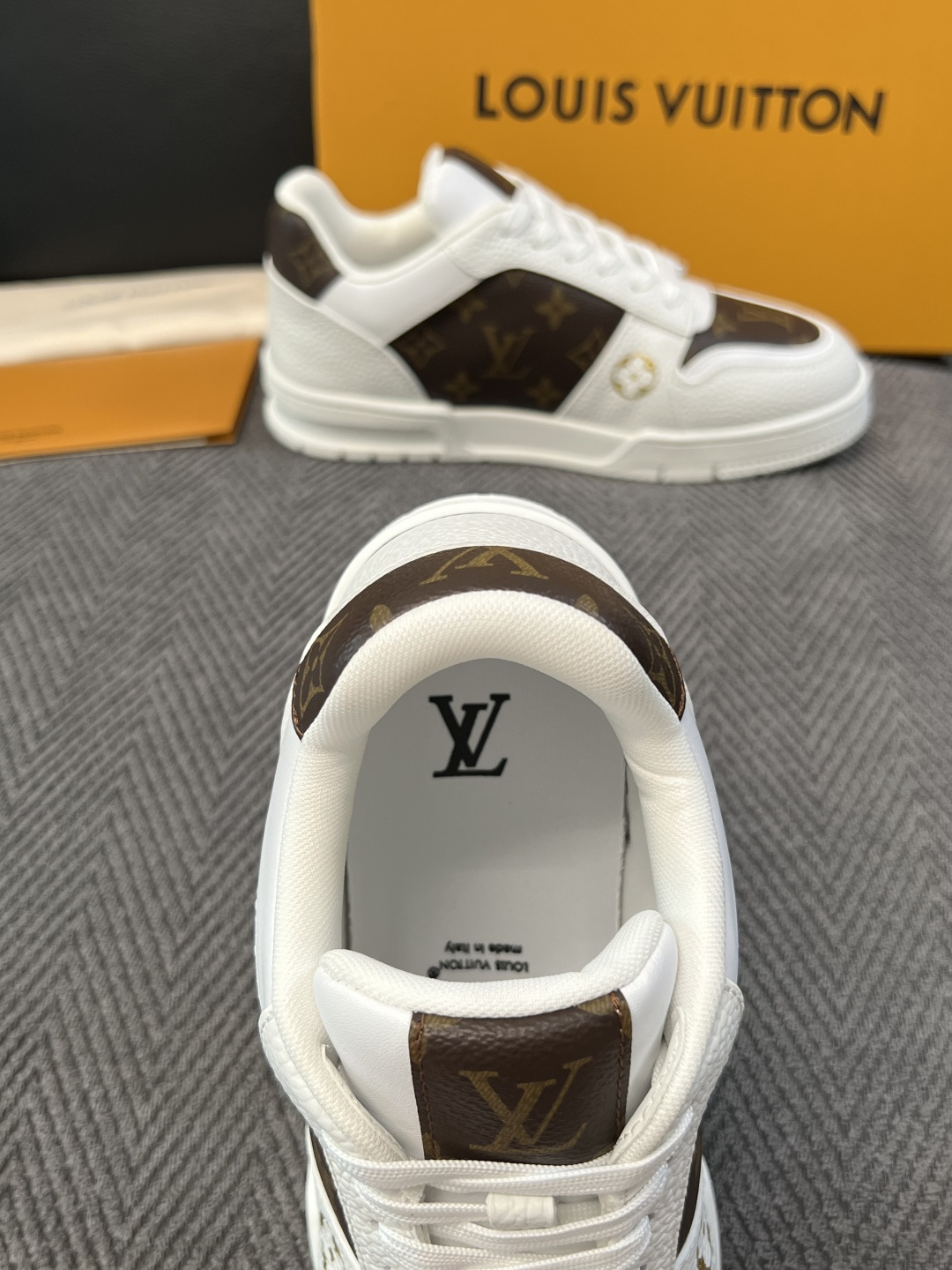 Lv 高品质  顶级工艺品  路易威登，运动板鞋专柜同步，鞋面意大利进口，高品质拼接缤纷色彩复杂工艺品，进口水染牛里柔软