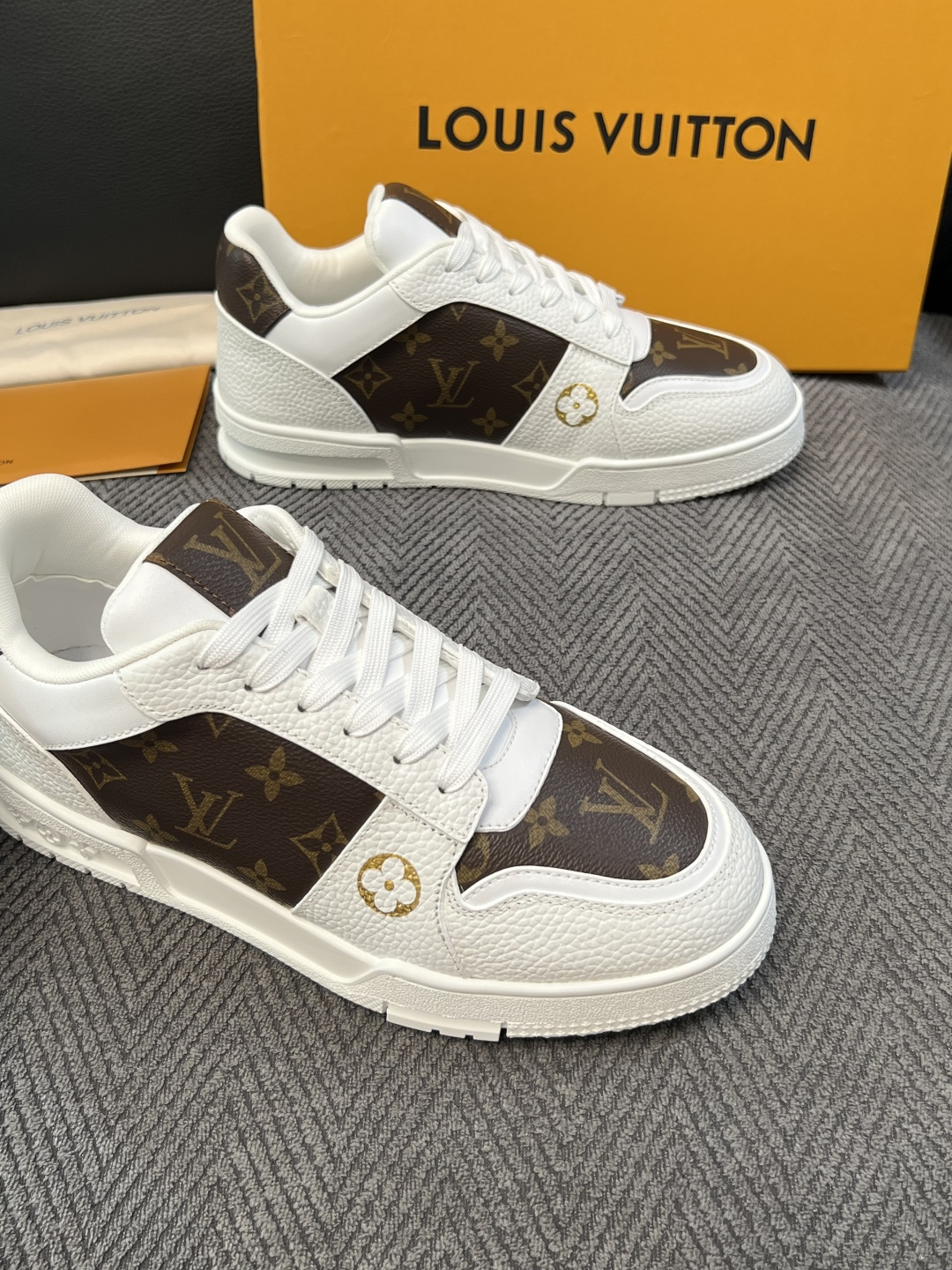 Lv 高品质  顶级工艺品  路易威登，运动板鞋专柜同步，鞋面意大利进口，高品质拼接缤纷色彩复杂工艺品，进口水染牛里柔软