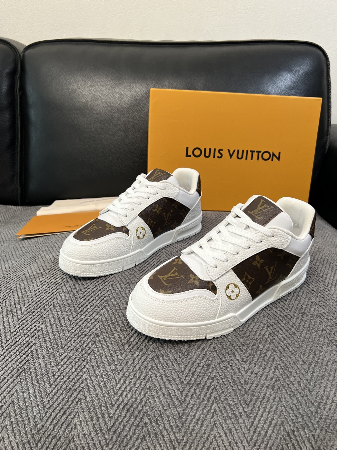 Lv 高品质  顶级工艺品  路易威登，运动板鞋专柜同步，鞋面意大利进口，高品质拼接缤纷色彩复杂工艺品，进口水染牛里柔软