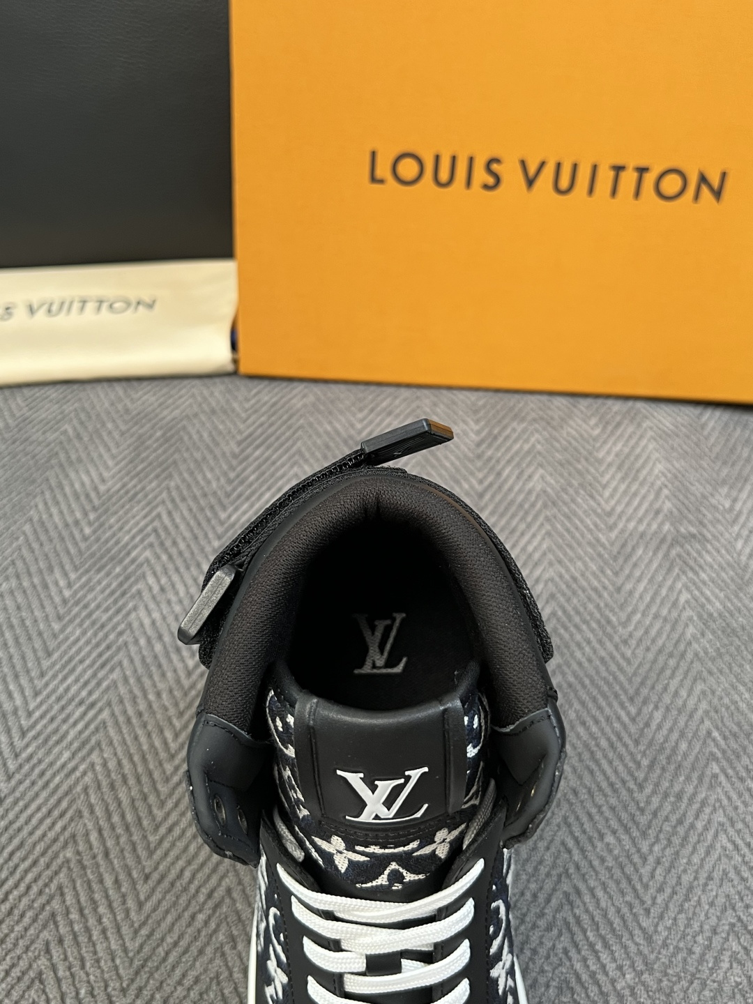 Lv   高品质  顶级工艺品  路易威登，靴子专柜同步，鞋面意大利进口，高品质拼接缤纷色彩复杂工艺品，进口水染牛皮垫网