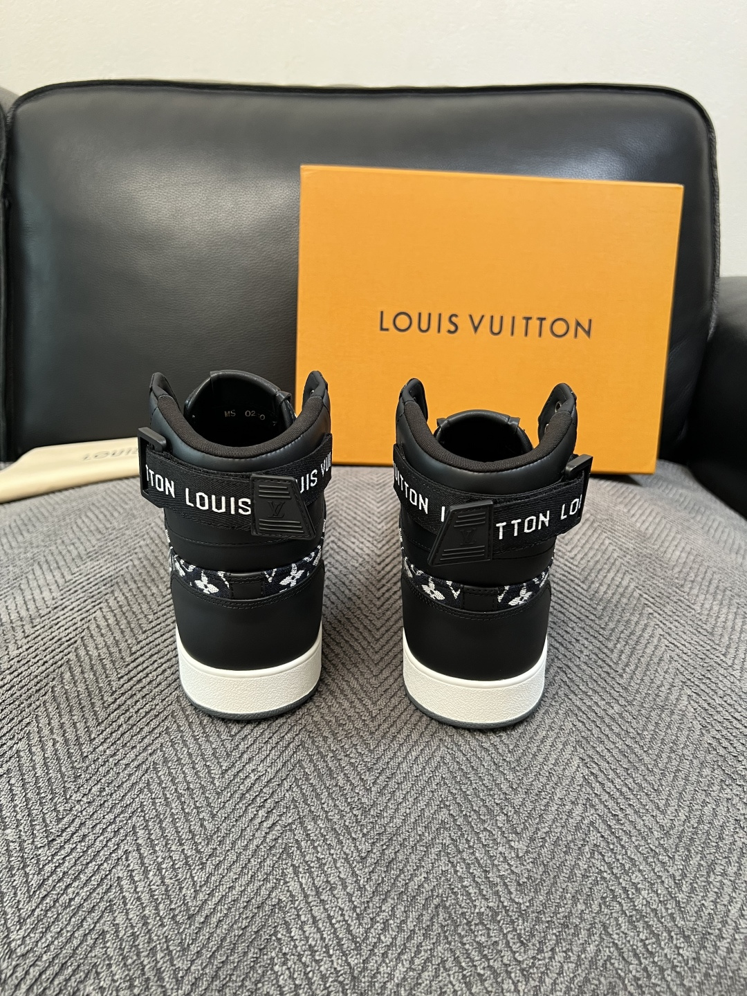 Lv   高品质  顶级工艺品  路易威登，靴子专柜同步，鞋面意大利进口，高品质拼接缤纷色彩复杂工艺品，进口水染牛皮垫网