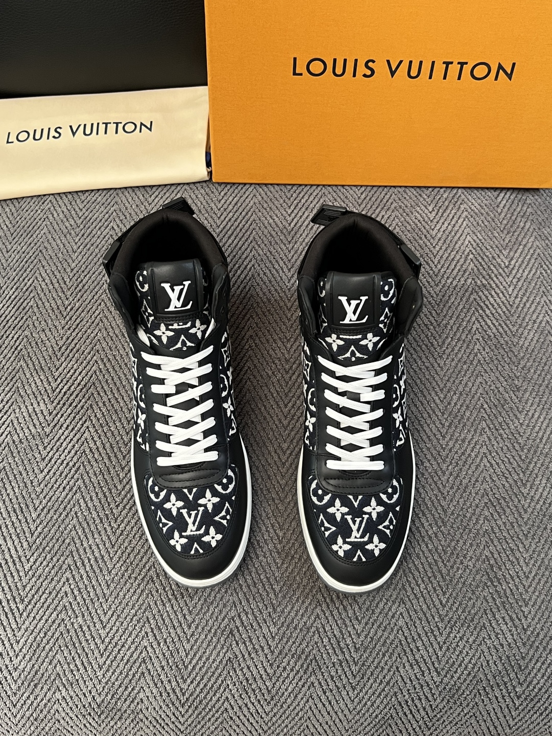 Lv   高品质  顶级工艺品  路易威登，靴子专柜同步，鞋面意大利进口，高品质拼接缤纷色彩复杂工艺品，进口水染牛皮垫网