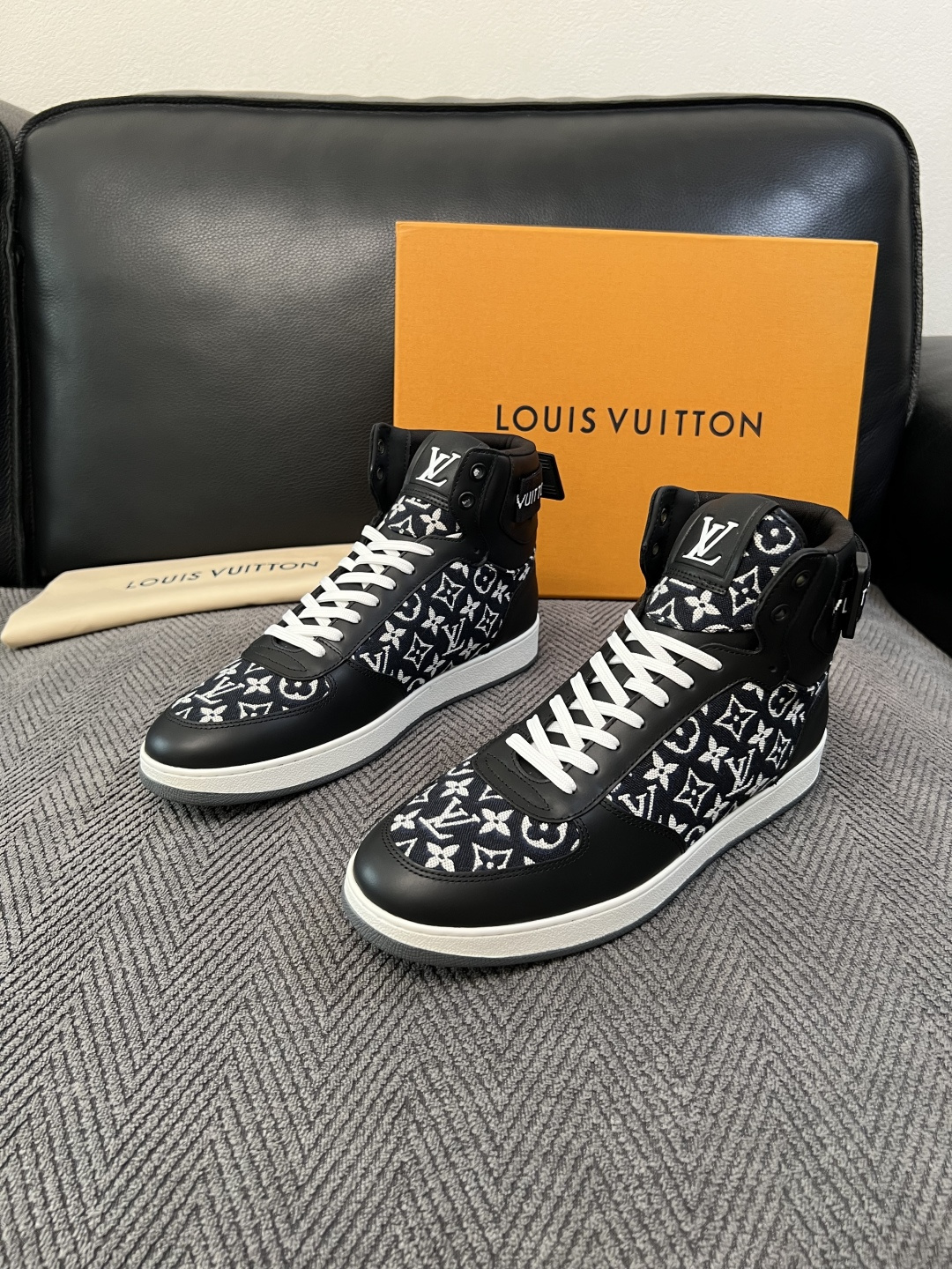 Lv   高品质  顶级工艺品  路易威登，靴子专柜同步，鞋面意大利进口，高品质拼接缤纷色彩复杂工艺品，进口水染牛皮垫网