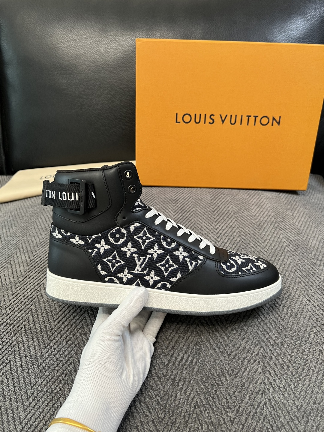 Lv   高品质  顶级工艺品  路易威登，靴子专柜同步，鞋面意大利进口，高品质拼接缤纷色彩复杂工艺品，进口水染牛皮垫网