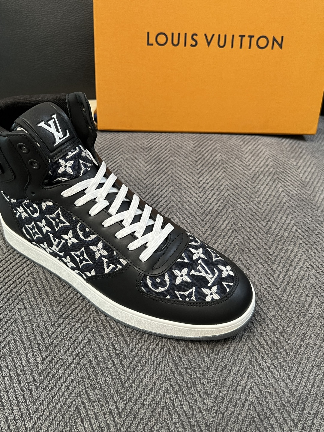 Lv   高品质  顶级工艺品  路易威登，靴子专柜同步，鞋面意大利进口，高品质拼接缤纷色彩复杂工艺品，进口水染牛皮垫网
