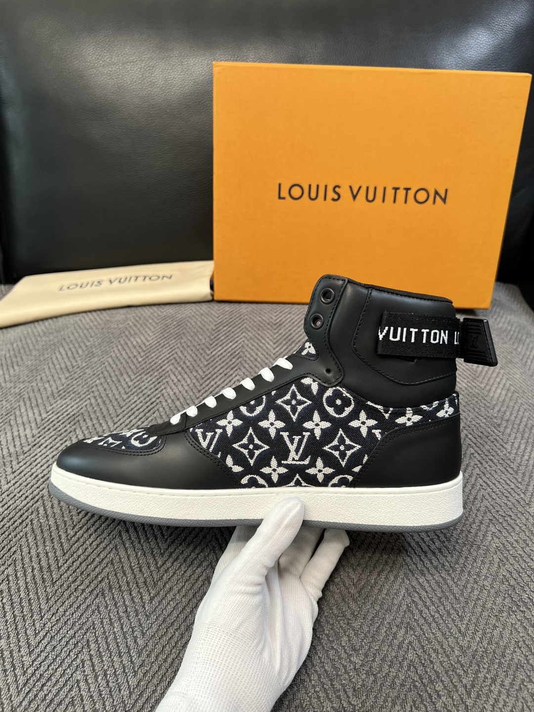 Lv   高品质  顶级工艺品  路易威登，靴子专柜同步，鞋面意大利进口，高品质拼接缤纷色彩复杂工艺品，进口水染牛皮垫网