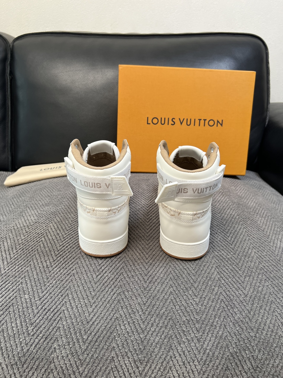 Lv   高品质  顶级工艺品  路易威登，靴子专柜同步，鞋面意大利进口，高品质拼接缤纷色彩复杂工艺品，进口水染牛皮垫网