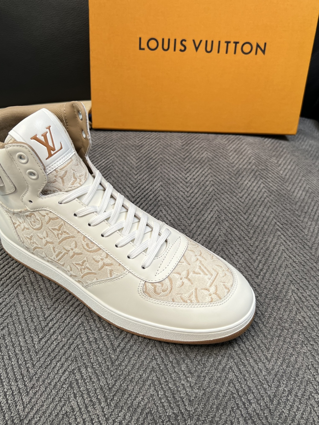 Lv   高品质  顶级工艺品  路易威登，靴子专柜同步，鞋面意大利进口，高品质拼接缤纷色彩复杂工艺品，进口水染牛皮垫网
