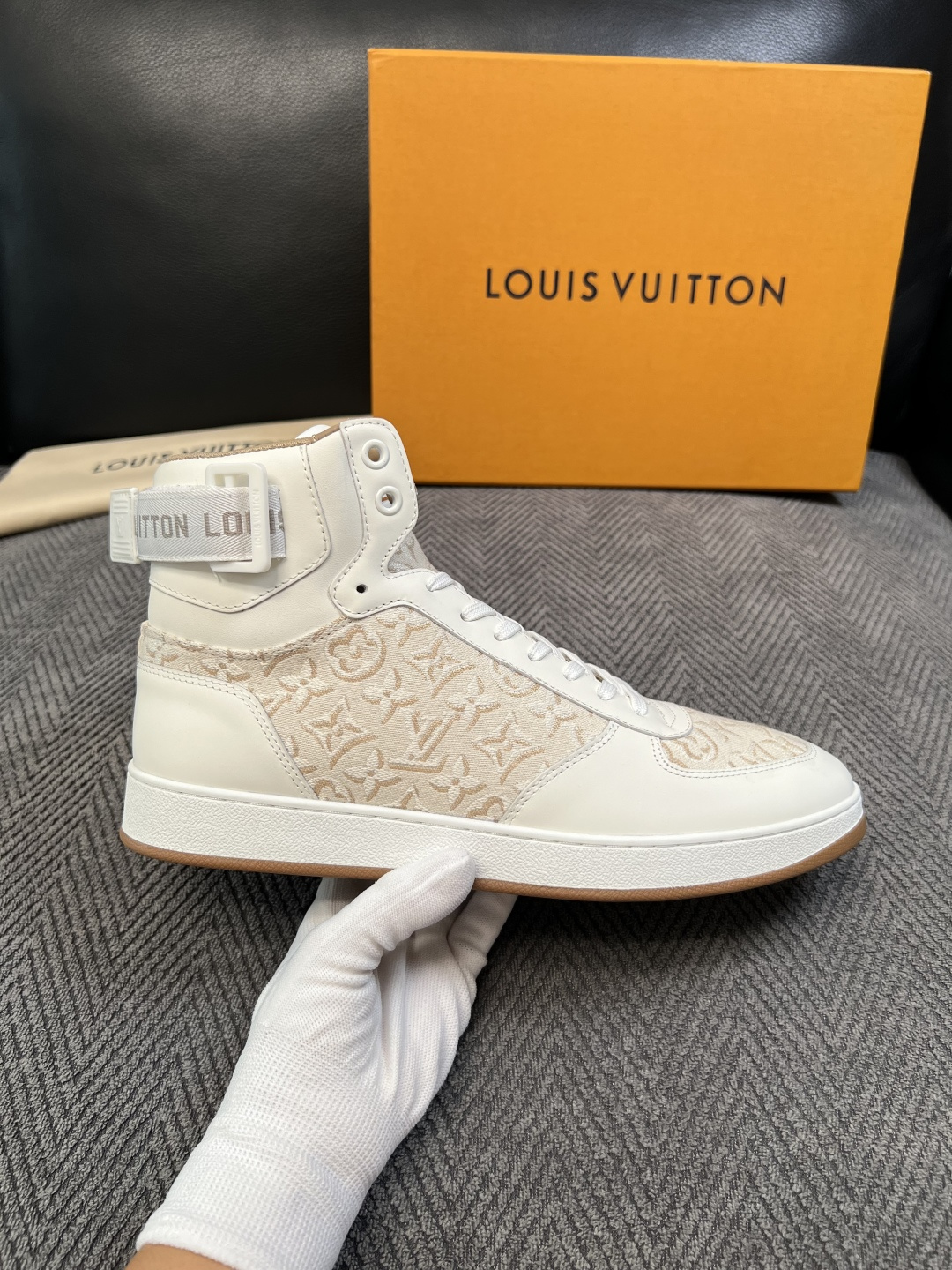 Lv   高品质  顶级工艺品  路易威登，靴子专柜同步，鞋面意大利进口，高品质拼接缤纷色彩复杂工艺品，进口水染牛皮垫网