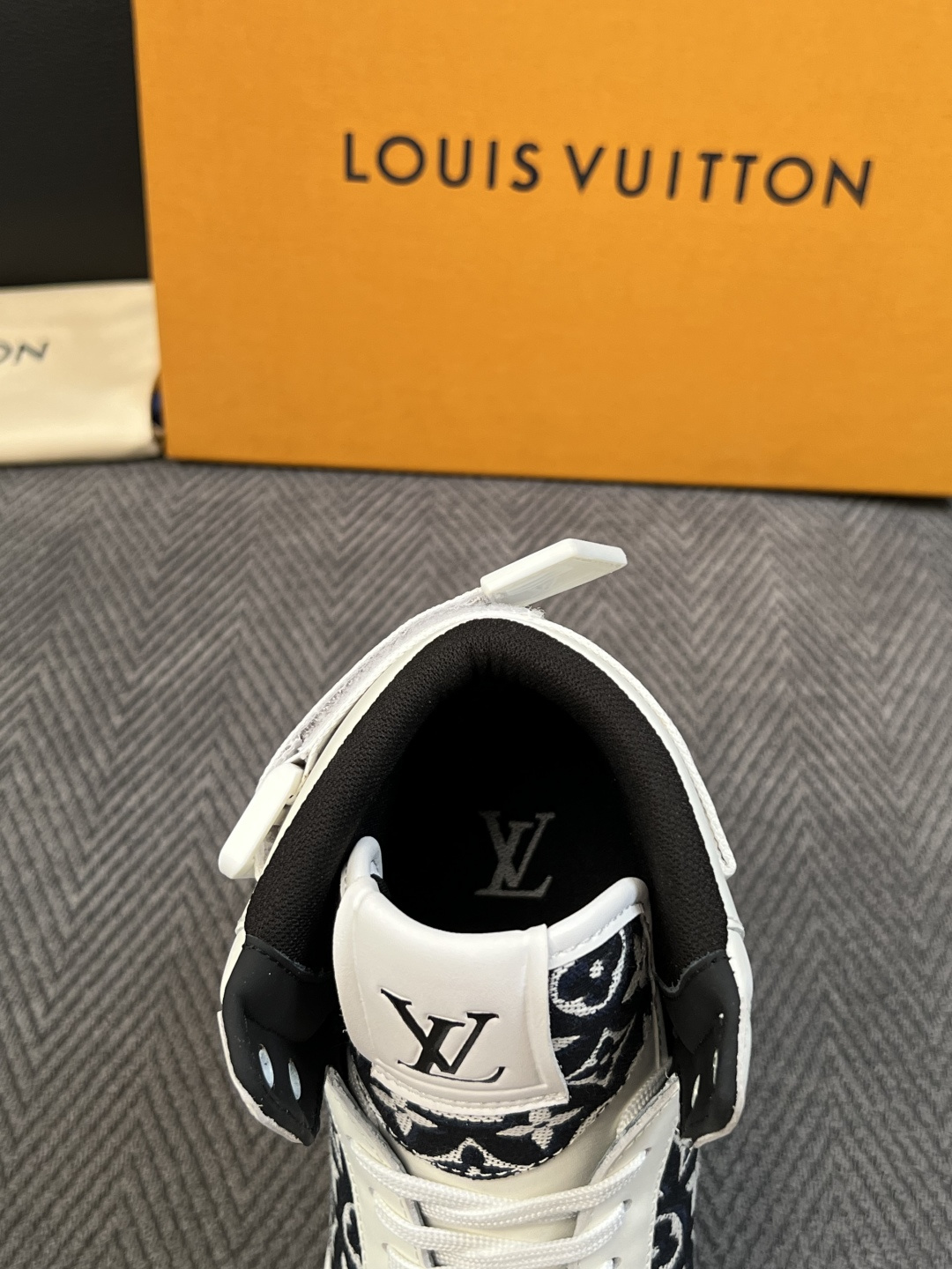 Lv   高品质  顶级工艺品  路易威登，靴子专柜同步，鞋面意大利进口，高品质拼接缤纷色彩复杂工艺品，进口水染牛皮垫网