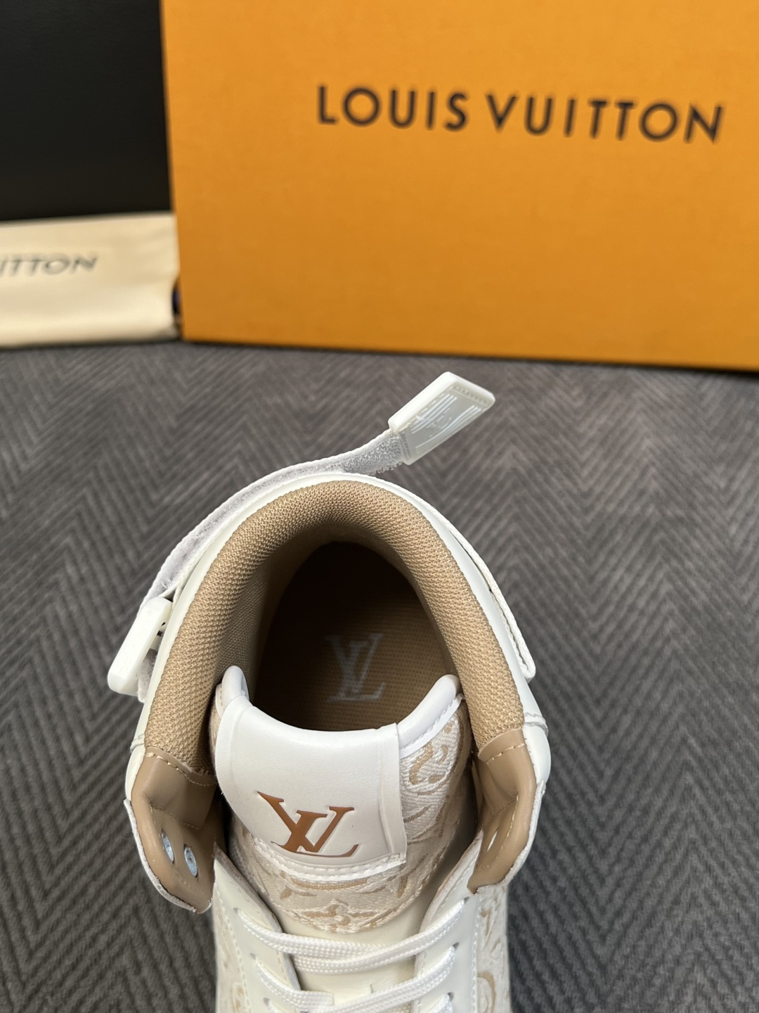 Lv   高品质  顶级工艺品  路易威登，靴子专柜同步，鞋面意大利进口，高品质拼接缤纷色彩复杂工艺品，进口水染牛皮垫网