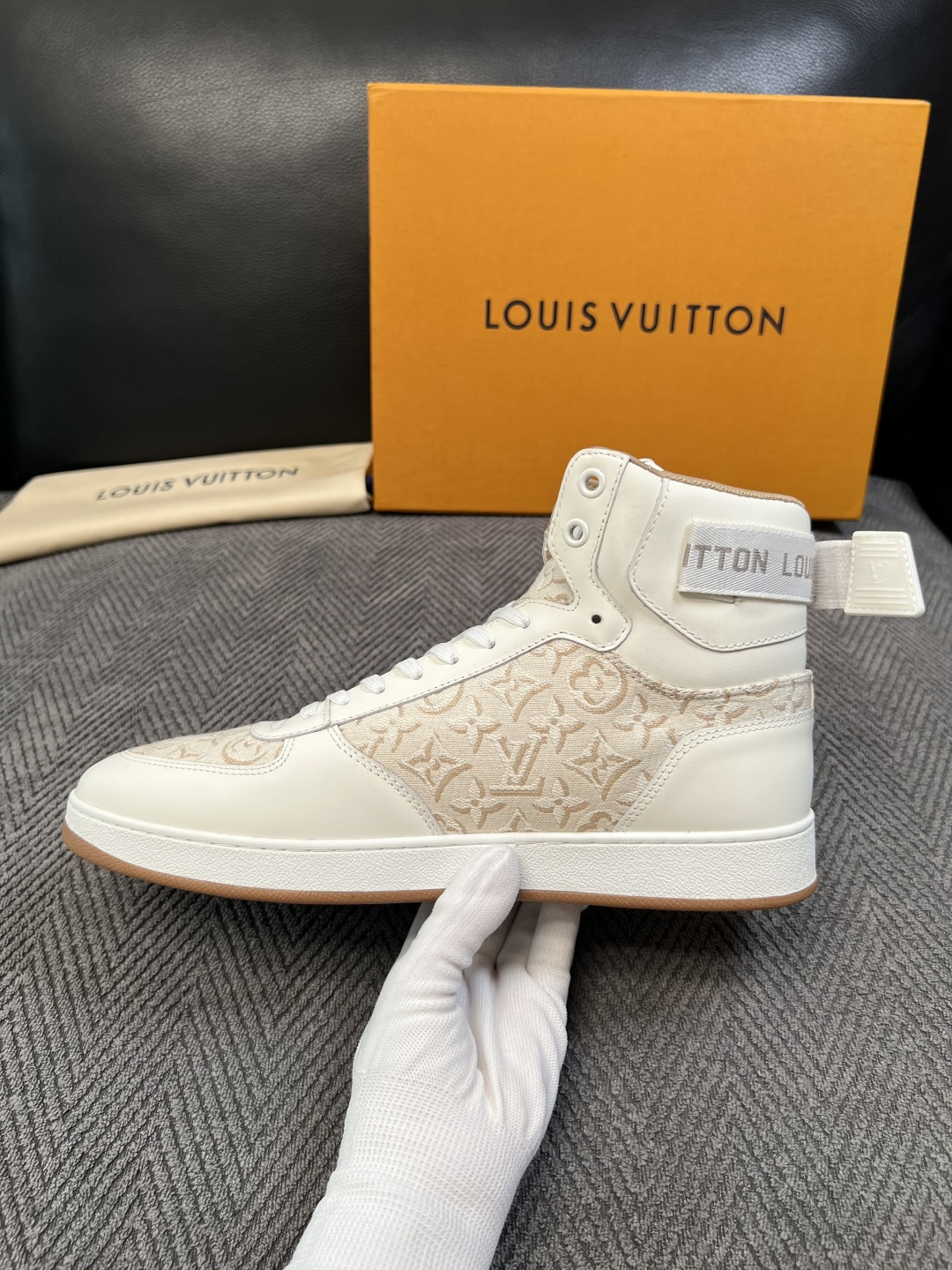 Lv   高品质  顶级工艺品  路易威登，靴子专柜同步，鞋面意大利进口，高品质拼接缤纷色彩复杂工艺品，进口水染牛皮垫网