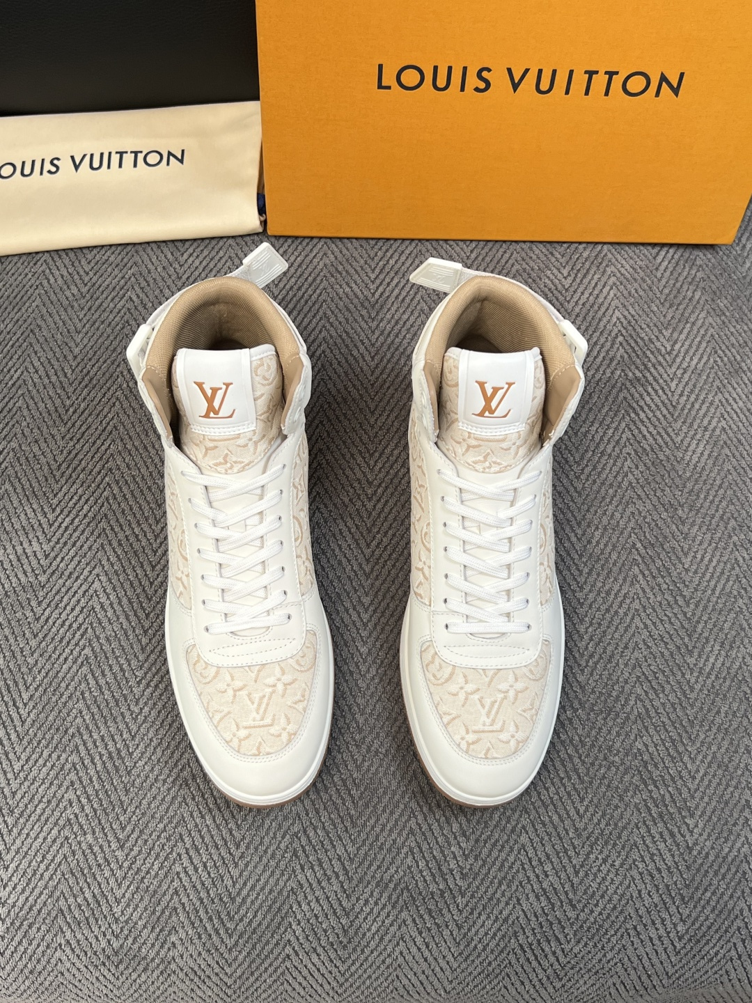 Lv   高品质  顶级工艺品  路易威登，靴子专柜同步，鞋面意大利进口，高品质拼接缤纷色彩复杂工艺品，进口水染牛皮垫网