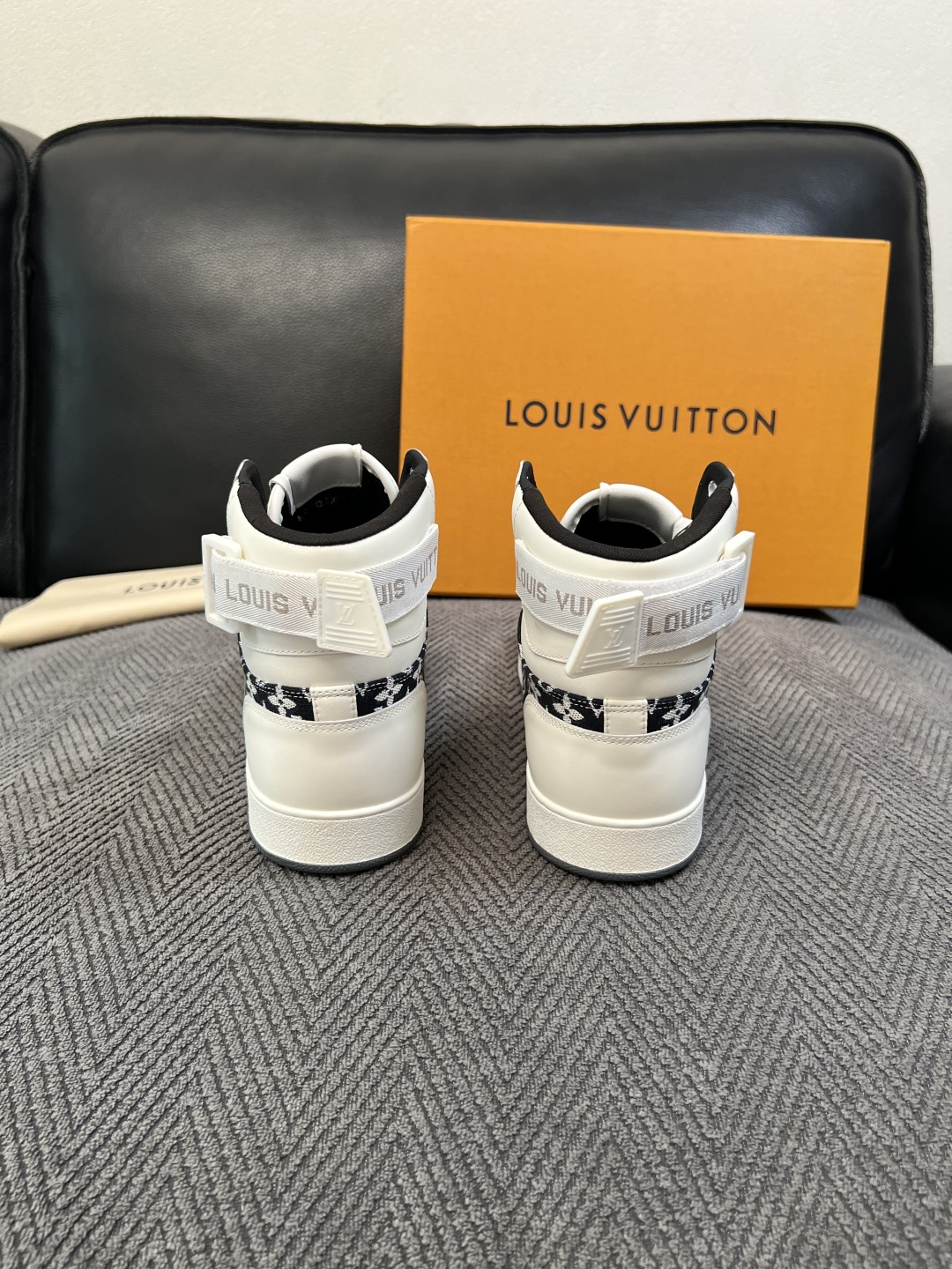 Lv   高品质  顶级工艺品  路易威登，靴子专柜同步，鞋面意大利进口，高品质拼接缤纷色彩复杂工艺品，进口水染牛皮垫网
